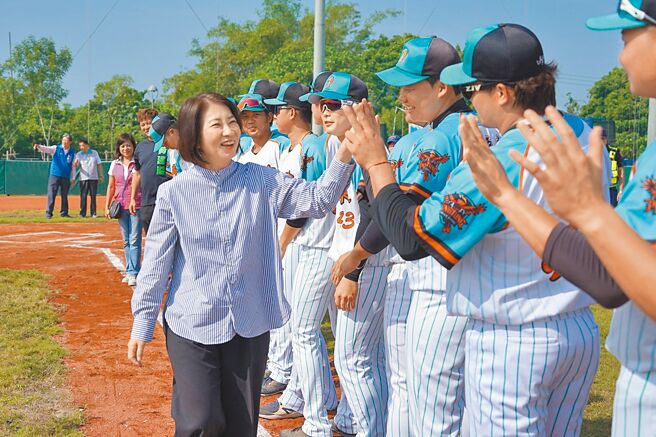 潮州棒球場啟用，屏東縣長周春米（左）向比賽的球員加油打氣。（屏東縣政府提供／羅琦文屏東傳真）