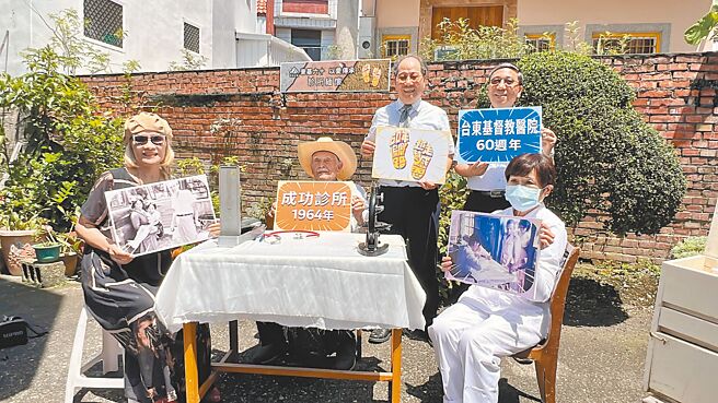 東基創院院長譚維義（後排左）重返台東基督教醫院的第1個醫療據點「成功診所」舊址憶往昔，與當年的在地護理師黃美蓮（前排右）、診所第1位外傷處置病人高秋美（前排左）、東基公益總執行長呂信雄（後排中）、東基院長醫師馬堅毅（後排右）在舊址僅存的紅磚牆前合影。（蔡旻妤攝）