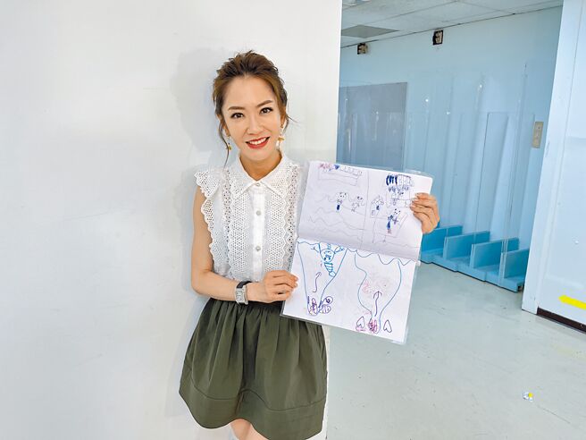 杨千霈分享女儿在她剧本上的涂鸦，就像小孩时刻陪着她。（池宗玲摄）