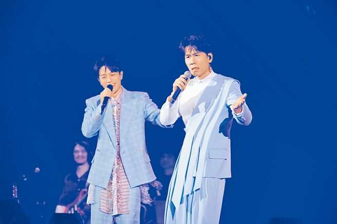 韦礼安（左）11日邀罗时丰担任高雄演唱会嘉宾。（IMC提供）