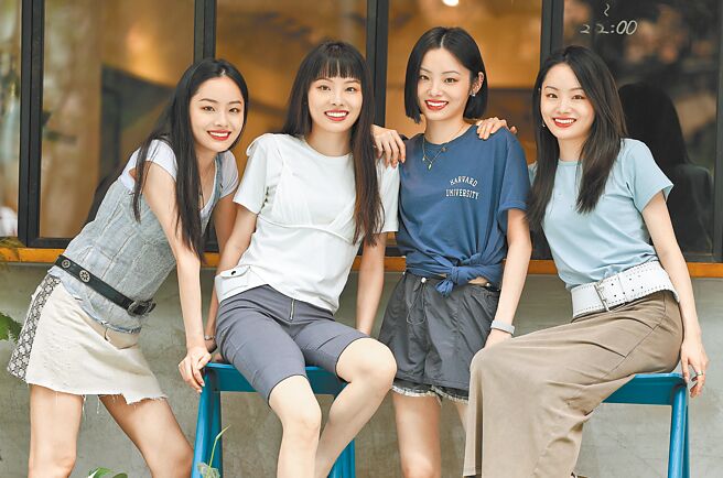 「紅飛林樂團」二姊婉清（左起）、小妹婉潔、大姊婉冰、三姊婉玉，日前來台宣傳專輯《心神未定》。（陳俊吉攝）