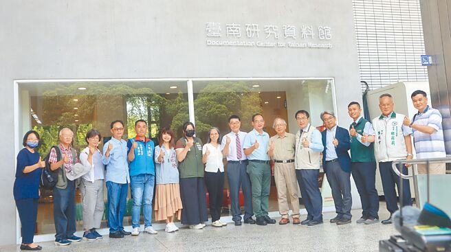 「臺南研究資料館」日前於臺南市立圖書館公園總館舉辦掛牌啟用記者會，為臺南400這個歷史時刻中樹立研究資源公共化的重要里程碑。（臺南市立圖書館提供）