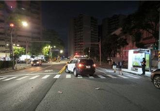 驚悚畫面曝光！婦凌晨闖紅燈過路   送牛奶小貨車撞飛昏迷