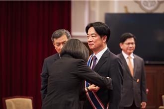 蔡英文颁授赖清德中山勋章：感谢一起「在路上」