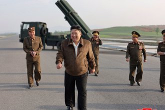 韓脫北者再暴投 向北韓空投30萬張「金正恩是反賊」傳單