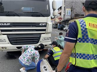 南投妇横越马路遭水泥槽车辗过   左半身压轮下恐截肢