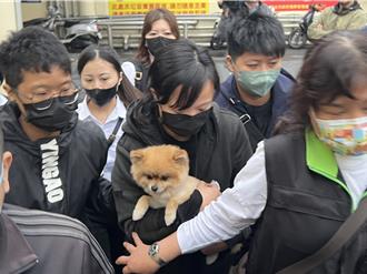 三重滅門血案解剖 大女兒哀傷緊抱「糯米」低頭離開