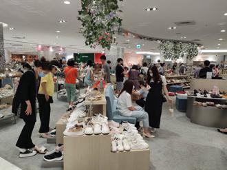 離開疫後消費潮 精品改裝、直逼周慶回饋利多 百貨母親節業績增