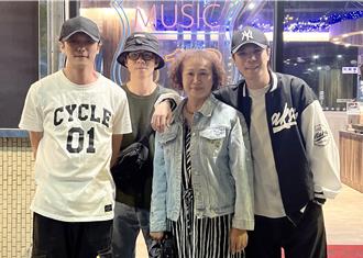 「李吳兄弟」父病逝留遺憾 不捨母親頓失依靠以淚洗面