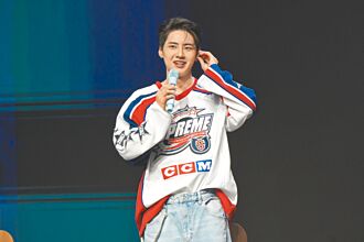 李镇赫母亲节陪台粉 买12万名牌包送妈