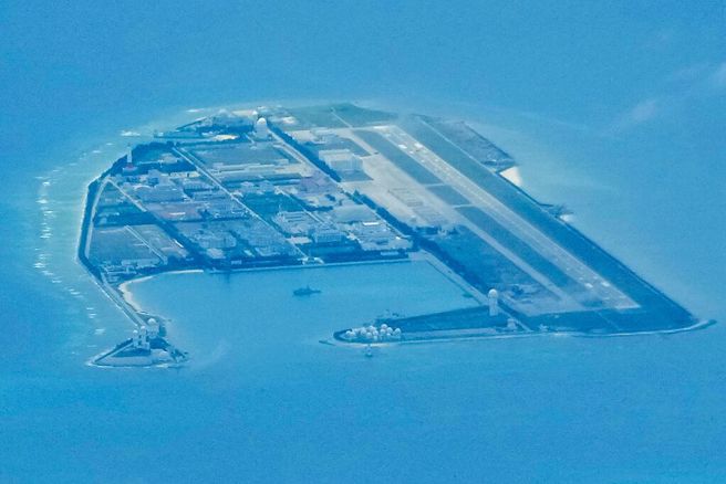 图为大陆2015年开始在美济礁上进行填海，并建造飞机跑道及码头。填海后美济礁面积达5.52平方公里，成为南海诸岛中面积最大的人工岛。（美联社）