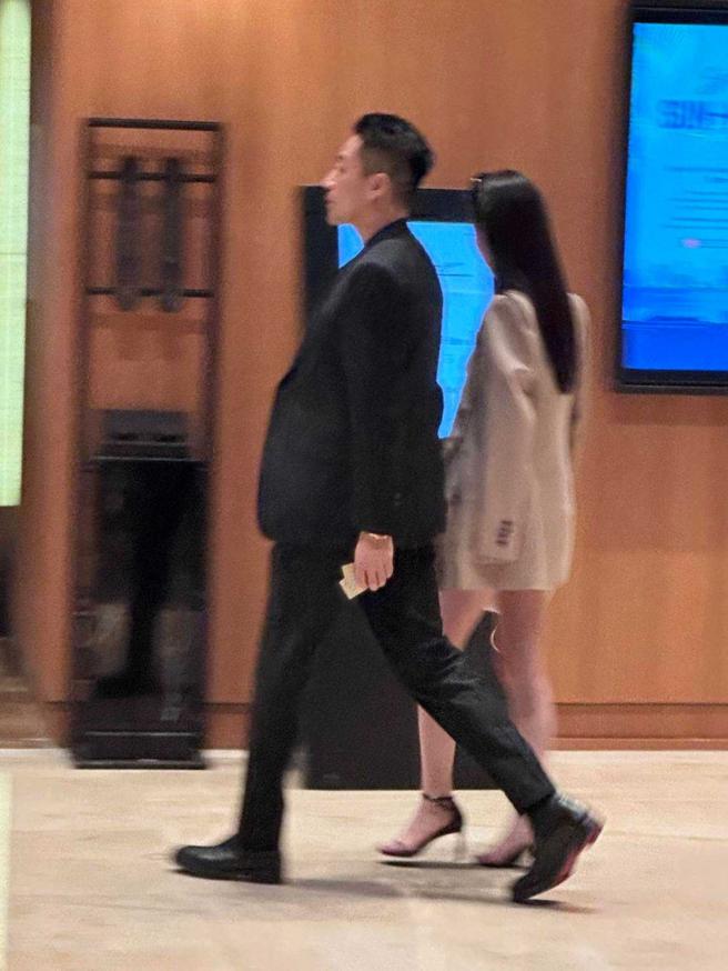 本刊读者在新加坡巧遇汪小菲与Mandy，打扮正式的两人十分速配。（图／读者提供）