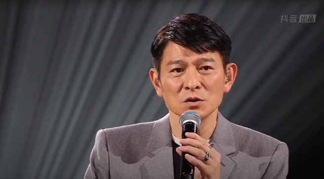 刘德华2022年在抖音举行《把我唱给你听》直播，整场演出获得3亿5000万人次观看。（图／翻摄自刘德华抖音）