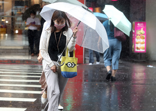 今天鋒面快速南下，全台有陣雨或雷雨，周三至周五清晨較冷，約15度左右。（資料照）