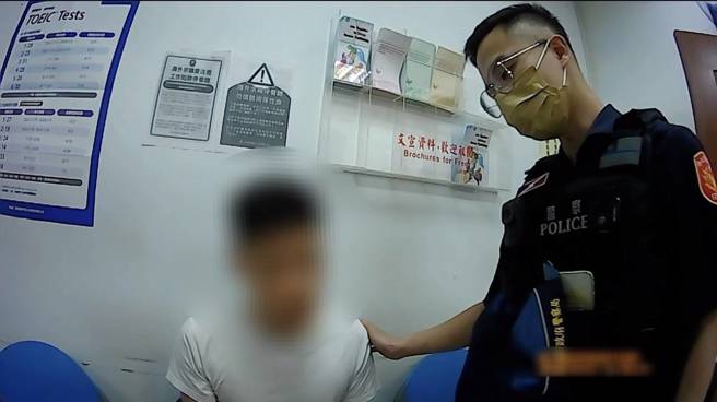 刘男想求职去警局办良民证，却是自投罗网，他因去年酒驾罚金未缴遭通缉。（翻摄画面）