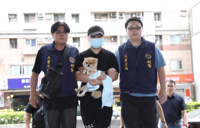 兇嫌逃亡時帶著博美犬，連人帶狗遭移送，畫面突兀。（張鎧乙攝）