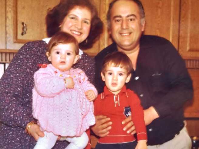 吴凤晒出小时候一家四口的合影。（图／吴凤脸书）