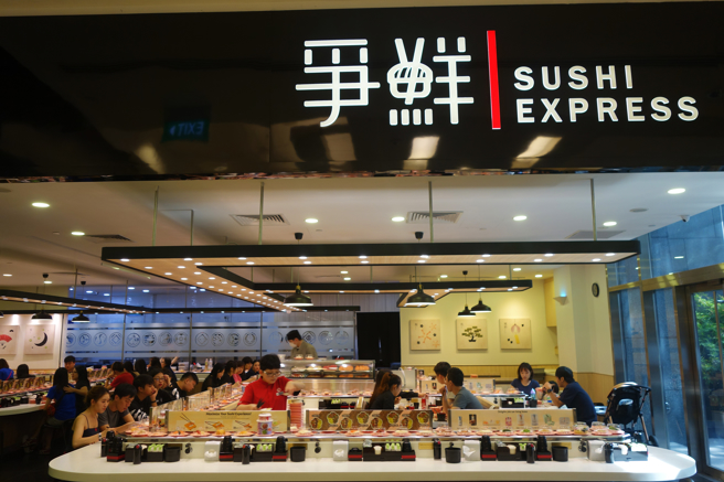 男子看到争鲜店员的拚翻桌率的方式，震惊不已。（示意图，shutterstock／达志）