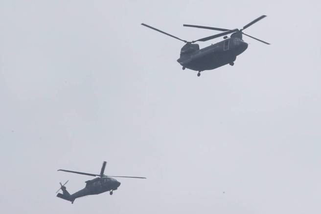 520正副總統就職典禮，陸海空軍各機型將致敬三軍統帥，為確保展演順利進行，13日首次進行預演，因天侯問題，僅國旗 小隊1架CH-47SD（右）、1架UH-60M（左）完成飛行。（趙雙傑攝）