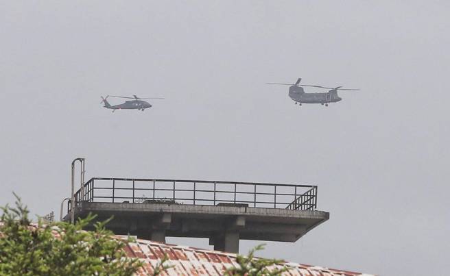 520正副總統就職典禮，陸海空軍各機型將致敬三軍統帥，為確保展演順利進行，13日首次進行預演，因天侯問題，僅國旗 小隊1架CH-47SD（右）、1架UH-60M（左）完成飛行。（趙雙傑攝）