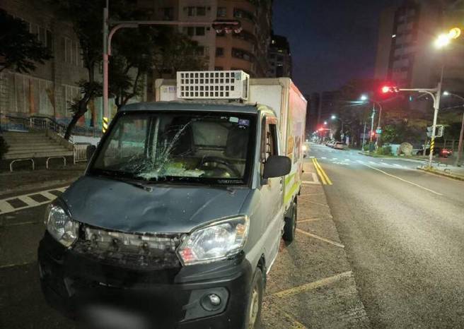 吳姓女駕駛清晨送牛奶，在鳳山撞上違規闖馬路的婦人，造成對方左腿骨折。(戴志揚翻攝)