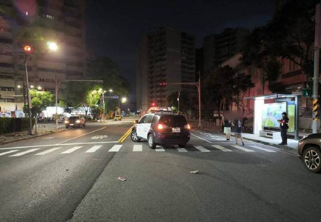 吳姓女駕駛清晨送牛奶，在鳳山撞上違規闖馬路的婦人，造成對方左腿骨折。(戴志揚翻攝)