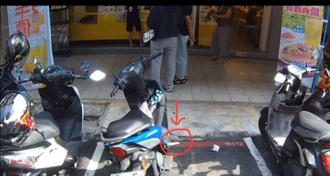 男子外出時，腿部不慎碰到他人機車的「飛旋踏板」。（圖／翻攝自爆料公社）
