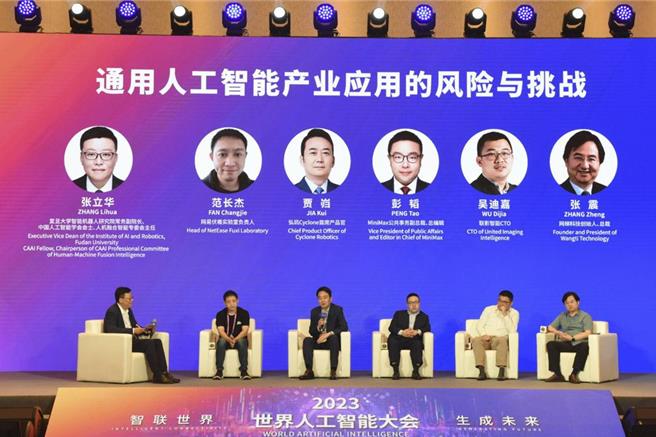 近期，不少大陆大专院校先后发文，就学生如何在毕业论文中使用生成式AI、AI代写在论文中的比例等问题作出规范。（摘自新华社）