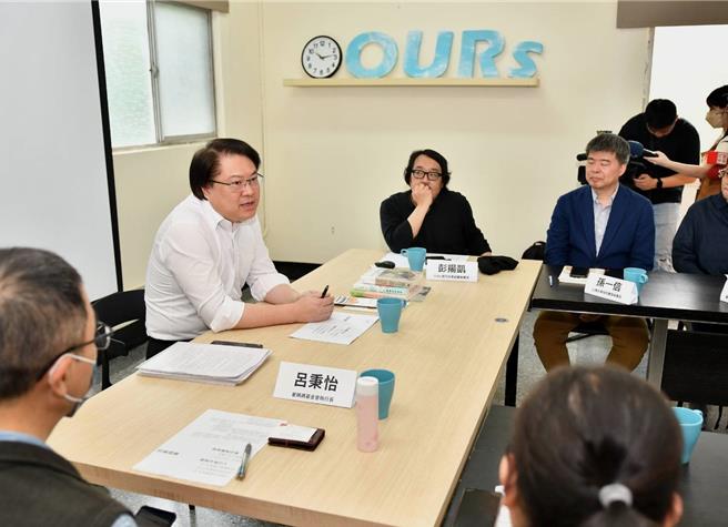 林右昌聽取各界對租屋族的建言(內政部提供)