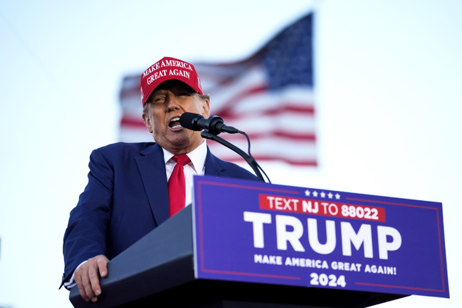 川普11日在造势活动上表示，将对在墨西哥制造的大陆汽车课徵200％关税。（图／美联社）