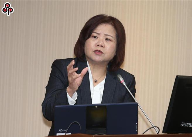 劳动部长许铭春13日回应，警消人员是公务人员，但《工会法》是以私部门一般劳工为对象，将在稳定公务体系及提升警消人员权益原则下，配合考试院儘速研商、提出修正《公务人员协会法》草案。（本报资料照片）