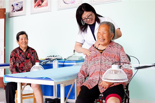 大陸逐漸步入高齡化社會，養老產業發展前景日益受到關注的同時，但卻也出現留不住年輕人的困境。（摘自新華社）