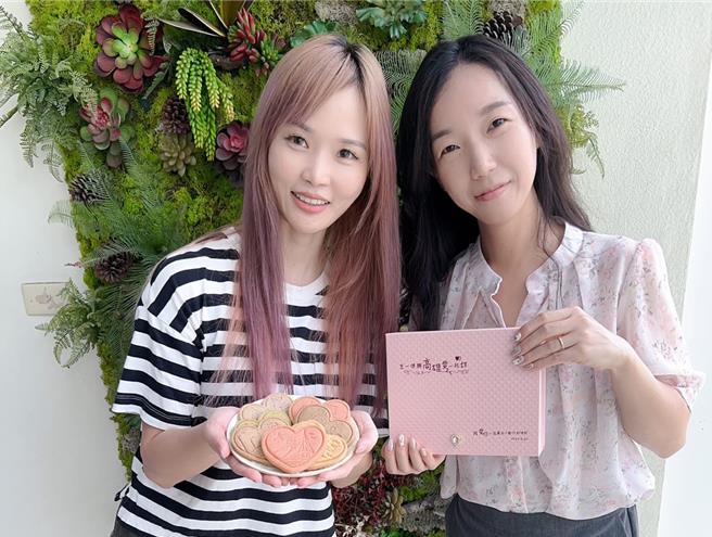 为了祝福结婚新人，高市府民政局今年特别设计限量版「高雄爱」文创贺礼，希望新人们可以留下美好回忆。（高市府民政局提供／洪浩轩高雄传真）