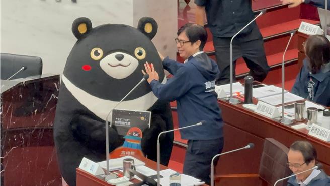 高雄熊今天被叫进高雄市议会备询，这也是史上头一遭有吉祥物列席备询。（柯宗纬摄）