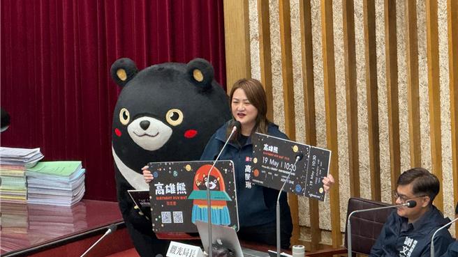 高雄熊今天被叫进高雄市议会备询，这也是史上头一遭有吉祥物列席备询。（柯宗纬摄）