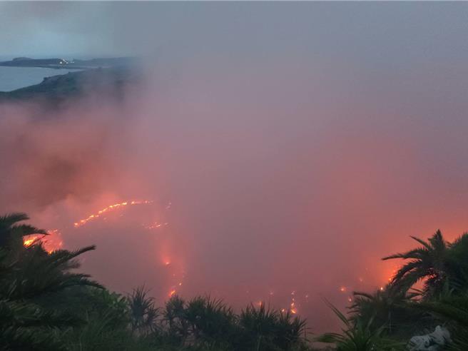 绿岛资源回收场不明原因起火燃烧，浓烟伴随恶臭飘散。（台东县消防局提供／萧嘉蕙台东传真）