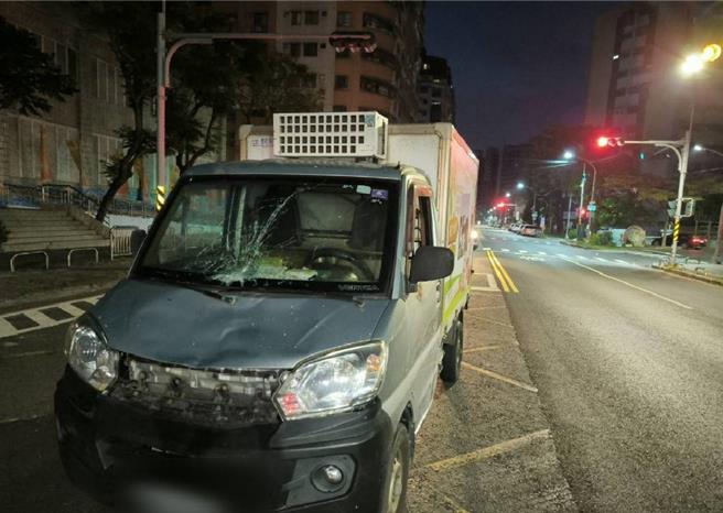 小貨車撞上闖紅燈婦人，車頭擋風玻璃等多處受損。（警方提供／任義宇高雄傳真）