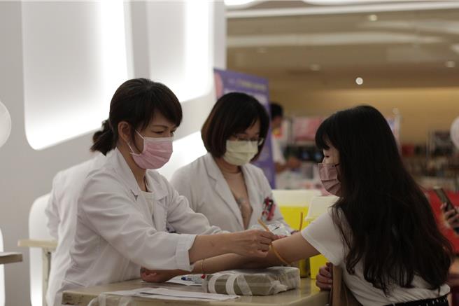 新竹市政府邀请符合资格的市民，于5月18日一起来参加好孕降临免费AMH抽血检测活动。（新竹市政府提供／陈育贤新竹传真）