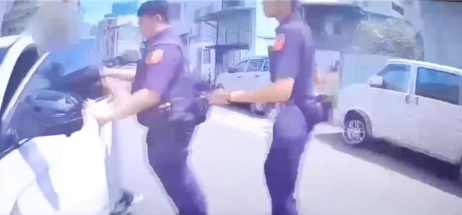 陳男向警方自爆車上有刀，當警方與他一同至該車駕駛座旁，一開啟車門便見西瓜刀置於駕駛座腳踏墊處，陳男突抓狂要撿刀，員警快速將他制伏。（民眾提供／馮惠宜台中傳真）