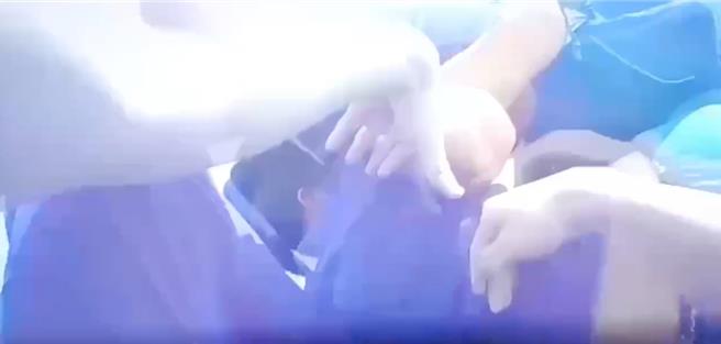 陳男向警方自爆車上有刀，當警方與他一同至該車駕駛座旁，一開啟車門便見西瓜刀置於駕駛座腳踏墊處，陳男突抓狂要撿刀，員警快速將他制伏。（民眾提供／馮惠宜台中傳真）