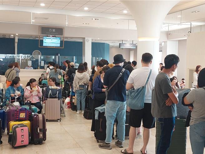 目前游客陆续办退票中，但仍有大批游客在服务中心等待搭船出游。（读者提供∕吕妍庭嘉义传真）