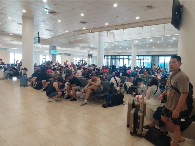 目前游客陆续办退票中，但仍有大批游客在服务中心等待搭船出游。（读者提供∕吕妍庭嘉义传真）