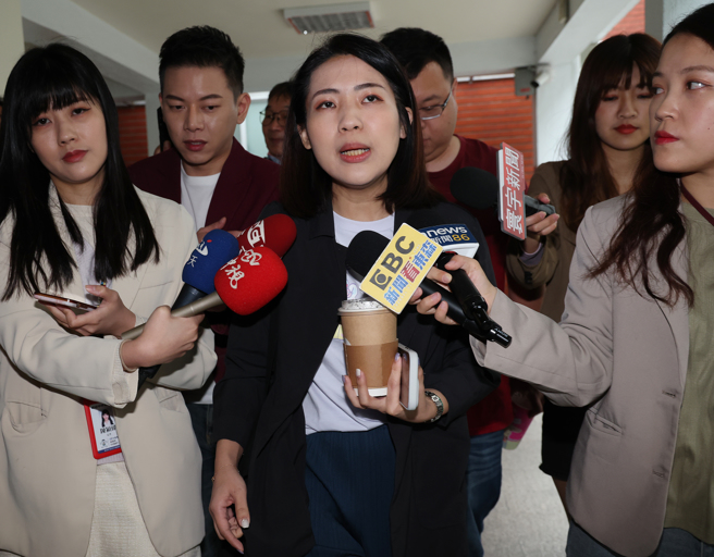 國民黨立委徐巧芯（中）13日在立法院受訪。（劉宗龍攝）