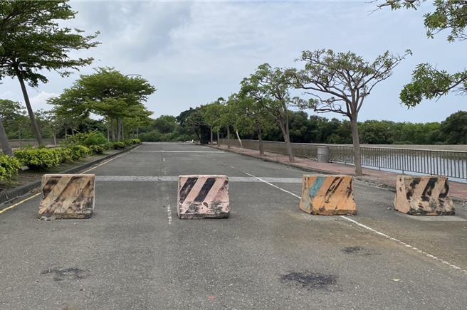高雄市茄萣區1-4號計畫道路卡關10多年，主因經過黑面琵鷺過冬的茄萣溼地。（邱志偉服務處提供）