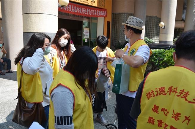 樹德科大學生師生12日幫弱勢老人打掃公寓。（翻攝照片／林瑞益高雄傳真）