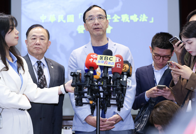 财团法人国家政策研究基金会，13日举行中华民国「国家安全战略法」发表会，国政基金会董事长朱立伦(见图)出席，受访被问到是否出席准总统赖清德520就职典礼，回答表示，感谢总统府邀请，但仍未正面回应是否出席。（陈俊吉摄）