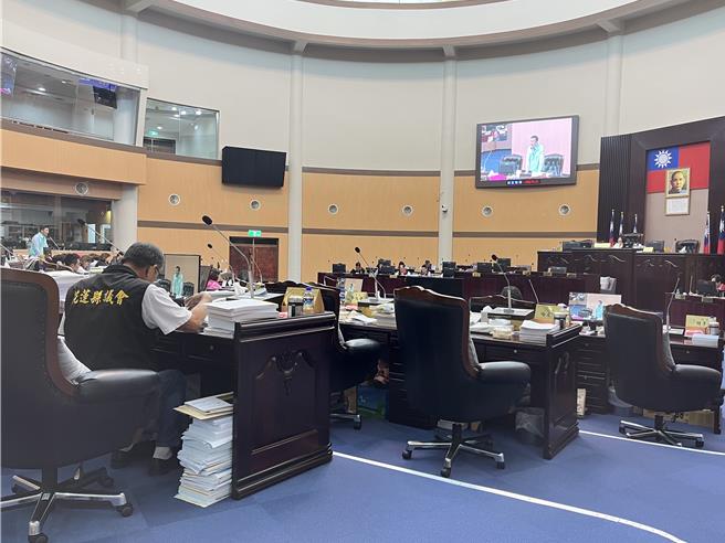 花蓮縣議會今天召開定期大會，上午由花蓮縣衛生局跟縣府建設處進行工作報告。（羅亦晽攝）