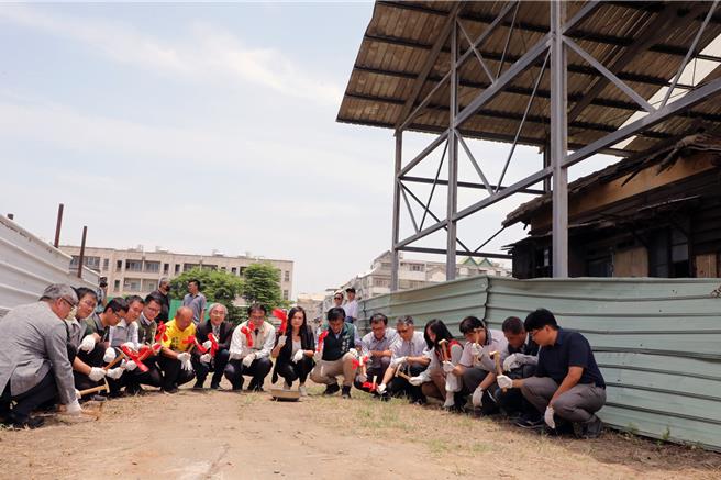 台南永康区「原台南农校日式宿舍群歷史建筑修復工程」13日举行动土典礼时，市长黄伟哲与文化部文化资产局长陈济民共同动土敲锤，祈求修復工程顺利。（洪荣志摄）