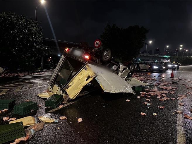 雞腿散落路面。（翻攝畫面）