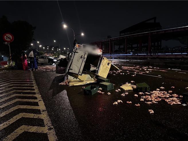 雞腿全部遭環保局當垃圾清運離開路面。（翻攝畫面）
